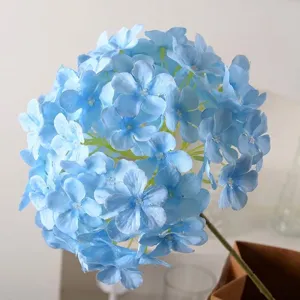 Realistische lichtblauwe kunsthortensia voor decoratie van bruiloften, enkele steel