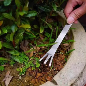Mini rastrillo de jardinería de acero inoxidable para aflojar la tierra y desherbar.