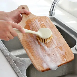 Langer Küchenreinigungsbürste mit robusten Borsten zum Spülen von Töpfen und Schneidebrettern.