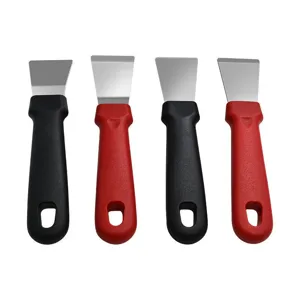 Lot de 4 grattoirs de cuisine avec lames en acier inoxydable et poignées ergonomiques.