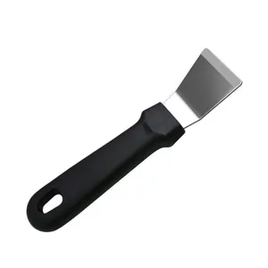 Vue détaillée du grattoir de nettoyage avec lame en acier inoxydable et poignée noire.