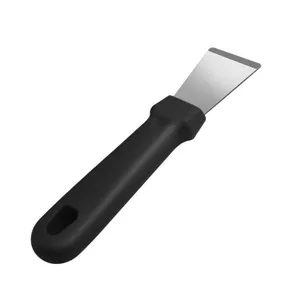 Gros plan détaillé du grattoir de nettoyage en acier inoxydable avec poignée noire.