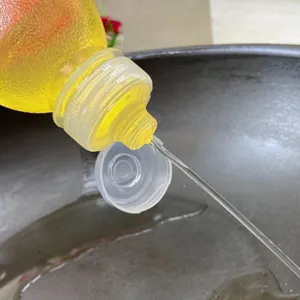 Bottiglia d'olio in plastica con beccuccio di precisione per cucina, antigoccia.