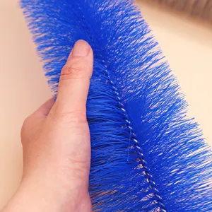 Blauwe ventilatorreinigingsborstel met dichte haren voor efficiënte stofverwijdering en onderhoud.