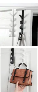 Detalle de los ganchos de puerta que muestran almacenamiento colgante multinivel para bolsos y ropa.