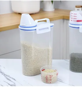 Vista detallada de un recipiente de plástico para arroz con tapa de taza medidora.