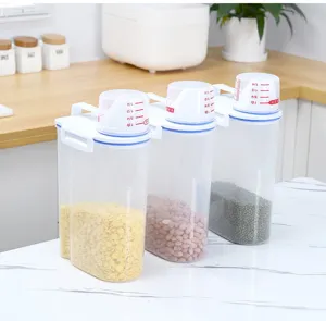 Vista detallada de botes de plástico para alimentos con tapa dosificadora en la cocina.