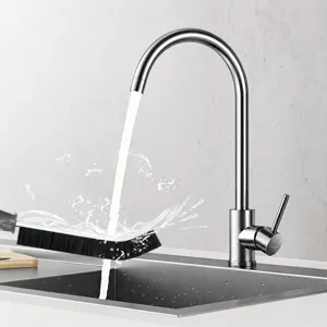 Multifunctionele borstel voor het reinigen van tegels en raamspleten in de keuken thuis.