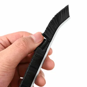 Flexibele voegreinigingsborstel strip voor badkamertegels en stofverwijdering.