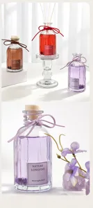 Kristallstein-Duftdiffusor-Set mit eleganten Glasflaschen, Duftölen und feinen Schleifen.