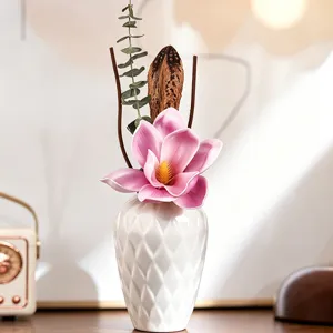 Botella difusor de aroma de cerámica retro con magnolia rosa y flores secas para hogar.