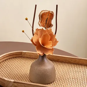 Vintage chinesischer flammenloser Diffusor mit Trockenblumen und Keramikvase für Zuhause.