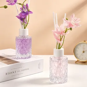 Elegantes Glas-Diffusor-Set mit Rautenmuster und dekorativen Blumen für Raumduft zu Hause