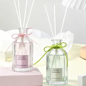 Glas-Diffusor-Set mit rosa und grüner Flüssigkeit, elegantes Raumduft-Dekor für zu Hause.
