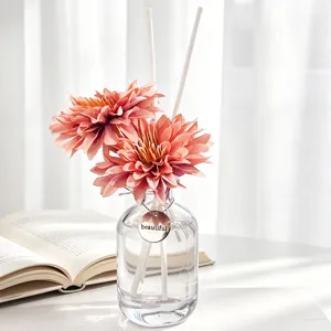 Embellece la decoración de tu hogar con este elegante difusor floral con dalias.