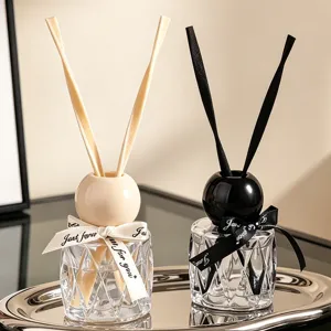 Französisches Ried-Diffusor-Set mit eleganten Glasflaschen und Schleifendekor