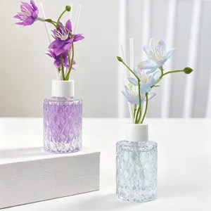 Elegantes Raumduft-Set mit Kristallglasflaschen und dekorativen künstlichen Blumen