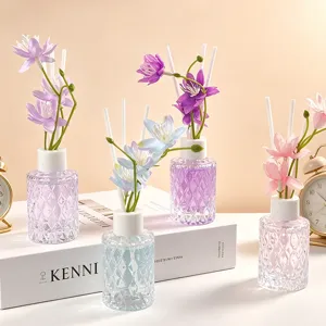 Elegantes Glas-Diffusor-Set mit dekorativen Blumen für Heimduft