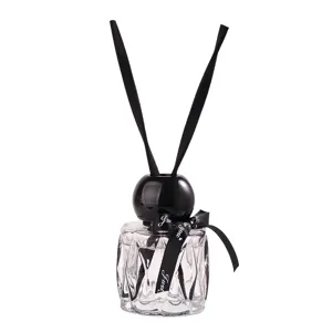 Eleganter französischer Glas-Diffusor mit dekorativer schwarzer Schleife und Stäbchen