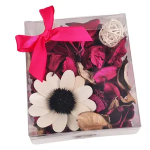 Sobre de pétalos de flores secas naturales en caja de regalo con un lazo rosa brillante