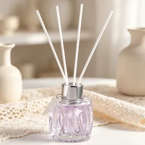 Glas Duftdiffusor mit Rautenmuster und weißen Stäbchen für Raumduft und Dekoration