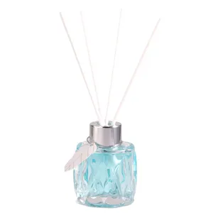 Blaue Diamant Glas Duftdiffusor Flasche mit weißen Stäben für stilvolle Raum Dekoration.