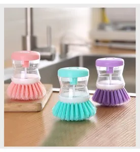 Vista dettagliata della spazzola per piatti con erogatore di liquidi in cucina, colorata.