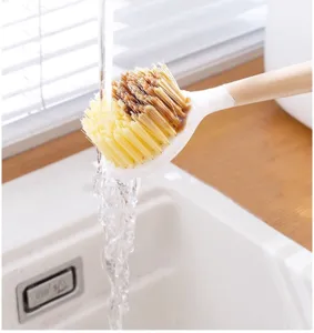 Detailansicht der praktischen Küchenreinigungsbürste beim Abspülen unter fließendem Wasser.