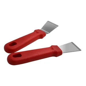 Gros plan de la lame en acier inoxydable et du grattoir à poignée en plastique rouge.
