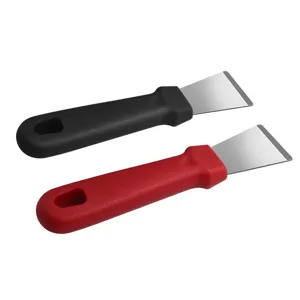 Vue détaillée de grattoirs de nettoyage en acier inoxydable avec poignées noires et rouges.