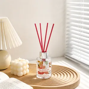 Aromatherapie-Duftdiffusor Set mit Glasflasche und rosa Stäbchen, Raumduft Dekoration.