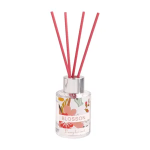 Dekoratives Glas-Diffusor-Set mit rosa Etikett und Duftstaebchen fuer das Schlafzimmer.