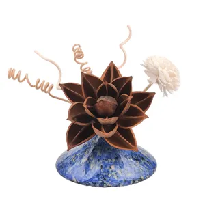 Difusor de aromaterapia sin llama estilo Zen chino con base azul, vaina de loto y flor sola.