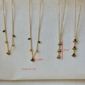 Detailansicht der Maße von Edelstahl Tulpenhalsketten mit Goldperlen und Blättern.