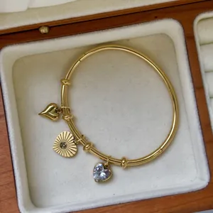 Dettaglio del bracciale rigido in acciaio inossidabile placcato oro 18 carati