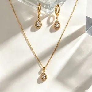 Parure de bijoux élégante en or avec zircon poire, comprenant collier et boucles d'oreilles