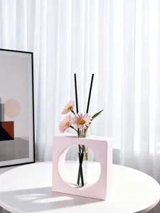 Minimalistiko vazos aromatikon me dokimastiko solina kai roza loulouthia gia ti diakosmisi.