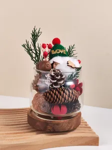 Ornamento in vaso di vetro con fiori secchi di Natale per decorazione e profumo festivo.