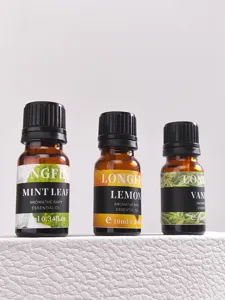 Detailopname van diverse glazen flesjes met plantaardige aromatherapie essentiële olie.