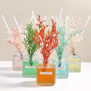 Aromatherapie Raumdiffusor Set mit farbiger Flüssigkeit, Trockenblumen und Glasflaschen.