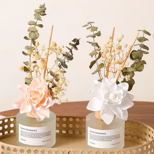 Duftstäbchen Set für Zuhause mit getrocknetem Eukalyptus und Keramikblüten Dekor im Schlafzimmer.