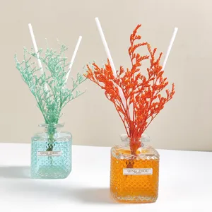 Duftdiffusor Set mit bunter Flüssigkeit, Trockenblumen und Glasflasche für die Heimdeko.