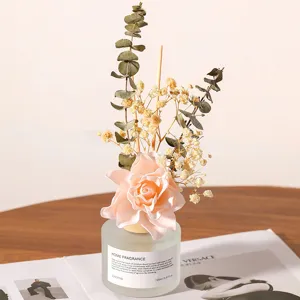 Raumdüfter Set mit Trockenblumen und rosa Blumendekoration für das Schlafzimmer.