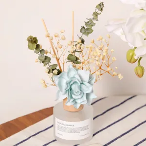 Duftdiffusor ohne Flamme mit Trockenblumen und blauer Stoffblume für die Raumdekoration.