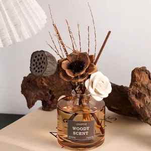 Ensemble de diffuseur de roseaux à fleurs séchées marron d'automne avec bouteille en verre.