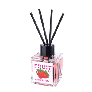 50ml Glas Raumdiffusor Flasche mit schwarzen Stäbchen und Erdbeer Etikett für den Haushalt.