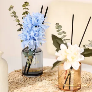 Duftstäbchen Set mit künstlichen Blumen und Aromatherapieöl Flaschen für zuhause.