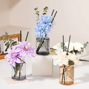 Dekorativer Raumduft mit künstlichen Blumen und Glasflasche für Schlafzimmer Dekoration.