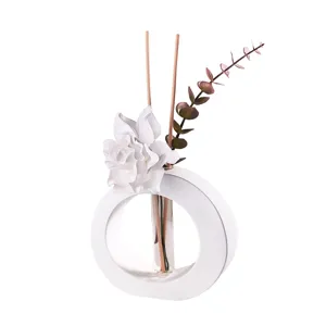 Diffuseur d'arôme moderne minimaliste anneau blanc avec tube en verre et fleur artificielle.