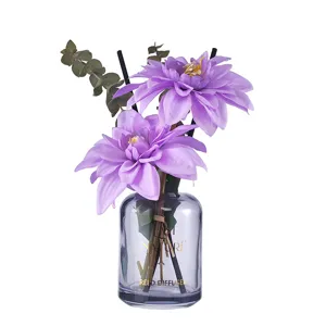 Glas-Diffusor-Set mit violetten Kunstblumen und Eukalyptusblättern für die Raumdeko.